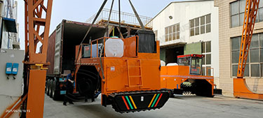 crawler type compost turner delivery_副本.jpg