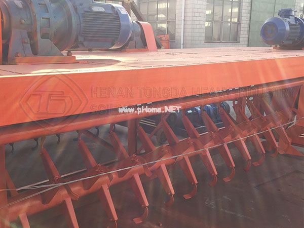  What are the characteristics of groove type compost turner machine?
